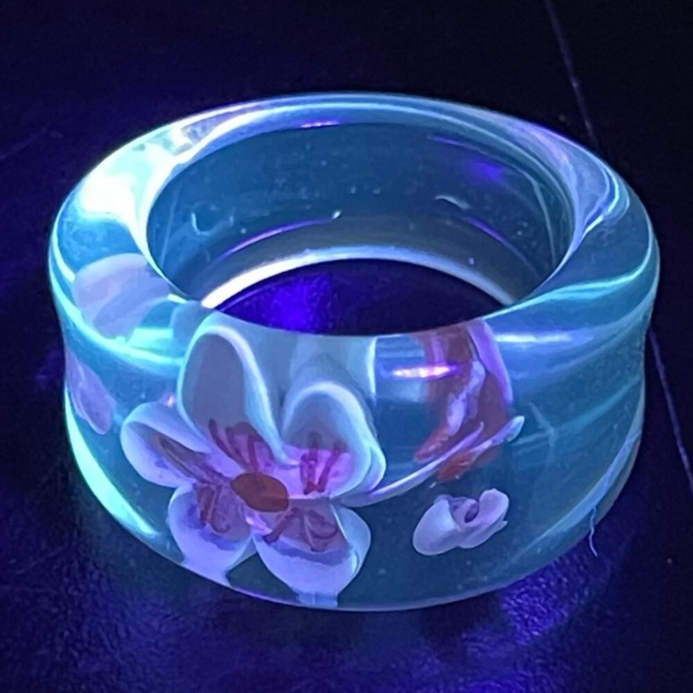 VTG Reverse Carved Lucite Band Ring Pink Flower Statement Mid Century 6 - Picture 4 of 7